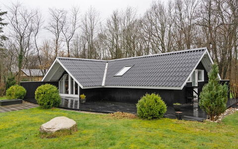 Anninka - 28Km from the Sea: Tag, Hus, Hjem, Sommerhus, Sidespor, Have, Estate, Skygge, Lawn, Landscaping