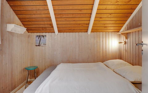 Anninka - 28Km from the Sea: Væg, Indretning, Træ, Møbel, Etage, Soveværelse, Loft, Gulvbelægning, Seng, Værelse