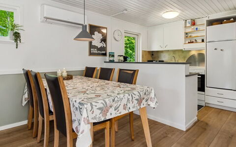 Hejne - 29Km from the Sea: Møbel, Indretning, Gulvbelægning, Etage, Træ, Loft, Trægulve, Køkken & Spisebord, Countertop, Spisestue
