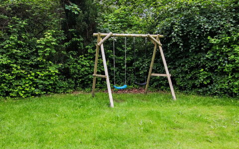 Hejne - 29Km from the Sea: Legepladsudstyr, Svinge, Have, Skygge, Lawn, Stige, Legeplads, Backyard, Parkere