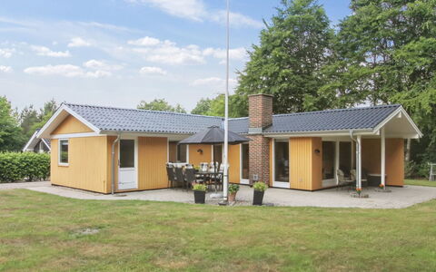 Friedeman - 29Km from the Sea: Møbel, Indretning, Gulvbelægning, Træ, Etage, Loft, Trægulve, Stol, Bord, Belysning