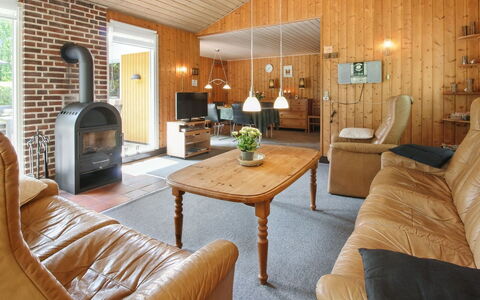 Friedeman - 29Km from the Sea: Møbel, Indretning, Gulvbelægning, Træ, Etage, Loft, Trægulve, Stol, Bord, Belysning