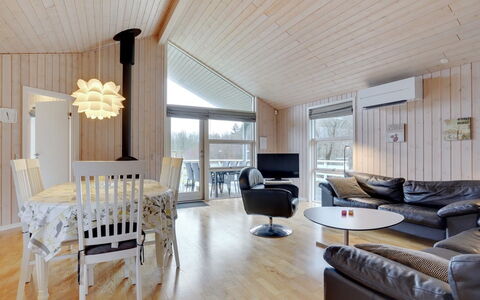 Tatti - 30Km from the Sea: Loft, Indretning, Møbel, Hjem, Lysarmatur, Stue, Værelse, Lejlighed, Vinter, Lysekrone