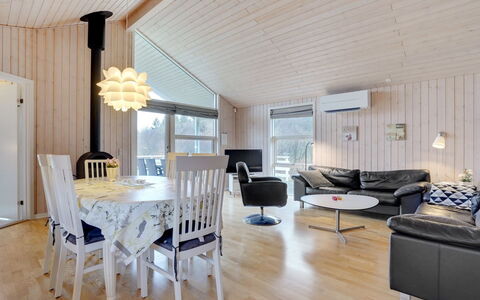 Tatti - 30Km from the Sea: Træ, Loft, Indretning, Møbel, Lysarmatur, Hjem, Lysekrone, Værelse, Stue, Køkken & Spisebord