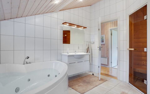 Tatti - 30Km from the Sea: Gulvbelægning, Sanitærarmatur, Indretning, Træ, Loft, Etage, Badeværelse, Vvs, Værelse, Hjem