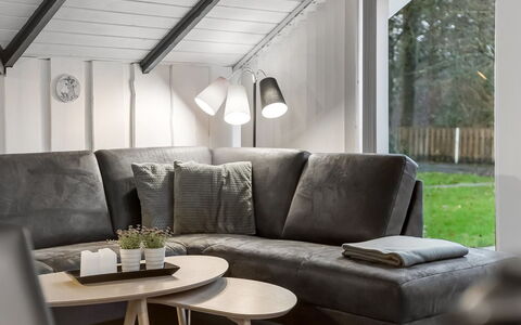 Liljana - 30Km from the Sea: Indretning, Møbel, Stue, Stueplante, Couch, Blomsterkrukke, Throw Pillow, Lampe, Pude