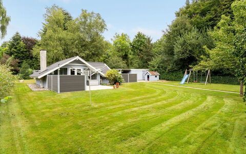 Liljana - 30Km from the Sea: Møbel, Indretning, Gulvbelægning, Træ, Etage, Loft, Trægulve, Stol, Bord, Belysning