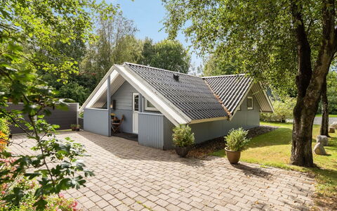 Liljana - 30Km from the Sea: Møbel, Indretning, Gulvbelægning, Træ, Etage, Loft, Trægulve, Stol, Bord, Belysning