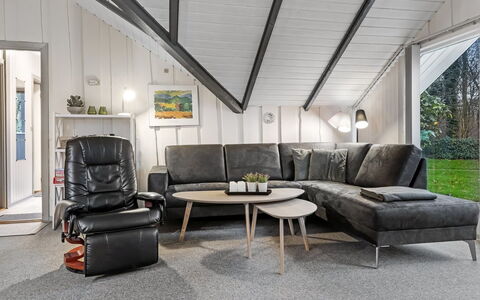 Liljana - 30Km from the Sea: Møbel, Indretning, Gulvbelægning, Træ, Etage, Loft, Trægulve, Stol, Bord, Belysning
