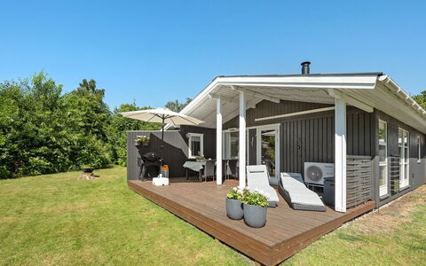 Brune - 30Km from the Sea: Træ, Hjem, Tag, Hus, Veranda, Sommerhus, Dør, Skygge, Dæk, Estate