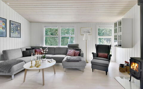 Brune - 30Km from the Sea: Møbel, Couch, Indretning, Stue, Gulvbelægning, Etage, Hjem, Trægulve, Værelse