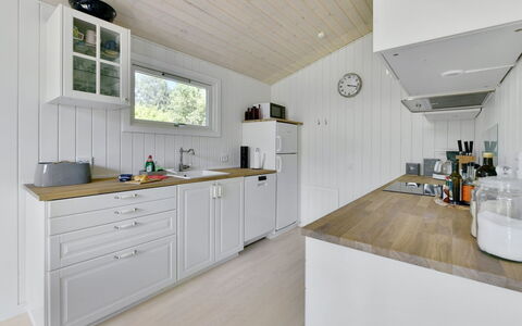 Brune - 30Km from the Sea: Træ, Gulvbelægning, Køkken, Countertop, Indretning, Cabinetry, Etage, Køkken Apparat, Større Bandage, Møbel