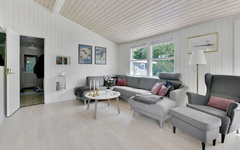 Brune - 30Km from the Sea: Indretning, Træ, Møbel, Gulvbelægning, Hjem, Stue, Etage, Loft, Trægulve, Couch