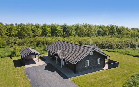 Quanna - 30Km from the Sea: Arkitektur, Tag, Hjem, Kompositmateriale, Dagslys, Sidespor, Indkørsel