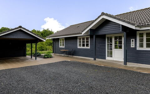 Quanna - 30Km from the Sea: Arkitektur, Tag, Hjem, Kompositmateriale, Dagslys, Sidespor, Indkørsel
