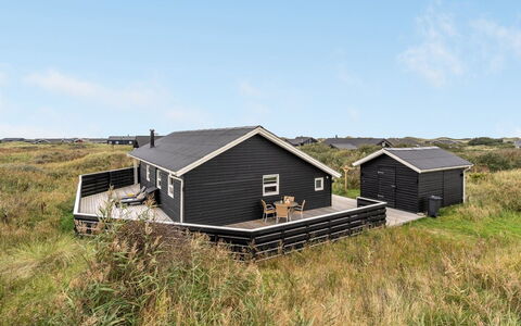 Clarissa - 300M from the Sea: Arkitektur, Tag, Hjem, Kompositmateriale, Dagslys, Sidespor, Indkørsel