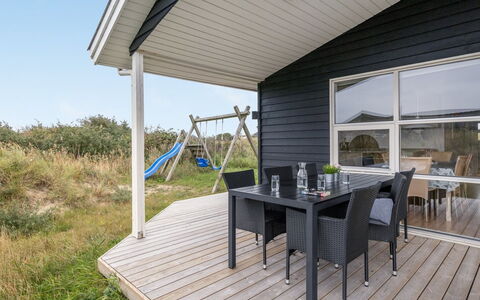 Clarissa - 300M from the Sea: Arkitektur, Tag, Hjem, Kompositmateriale, Dagslys, Sidespor, Indkørsel