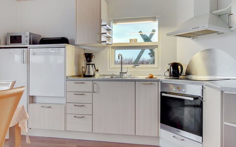 Clarissa - 300M from the Sea: Køkken Apparat, Køkken, Countertop, Indretning, Gulvbelægning, Større Bandage, Møbel, Cabinetry, Træ, Husholdningsapparat