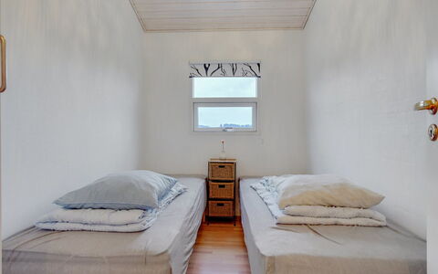 Clarissa - 300M from the Sea: Væg, Soveværelse, Etage, Træ, Seng, Gulvbelægning, Sengetøj, Sengetøj, Indretning, Loft