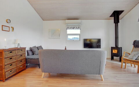 Clarissa - 300M from the Sea: Møbel, Gulvbelægning, Indretning, Etage, Træ, Couch, Stue, Værelse, Belysning, Trægulve