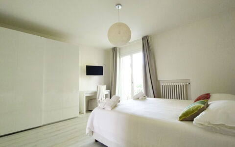 Villa Martino: Vand, Plante, Sky, Bygning, Himmel, Ejendom, Svømmepøl, Azure, Skygge, Rektangel