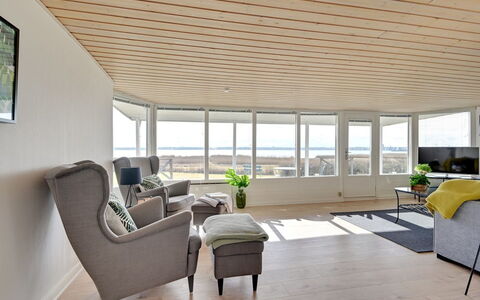 Caren - 125M to the Fjord: Indretning, Loft, Lejlighed, Gulvbelægning, Møbel, Etage, Værelse, Belysning, Hjem, Couch
