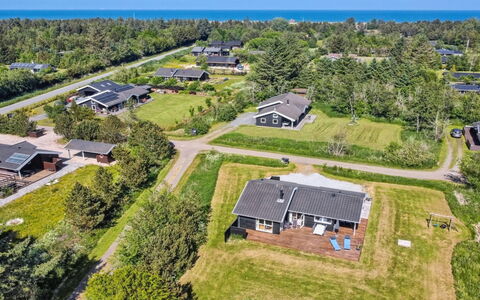 Hampus - 500M from the Sea: Arkitektur, Tag, Hjem, Kompositmateriale, Dagslys, Sidespor, Indkørsel