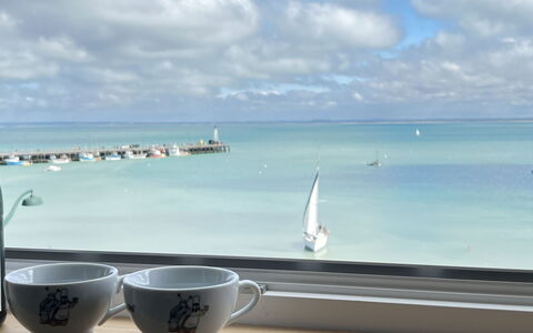 Vue Eméraude: Sky, Vand, Himmel, Azure, Tallerkner, Bordservice, Drinkware, Horisont, Serveware, Kop