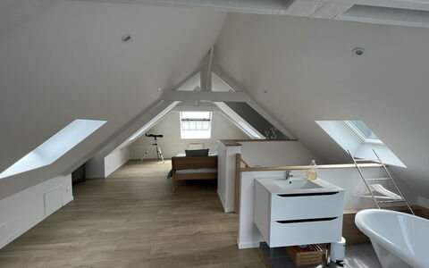 Vue Eméraude: Bygning, Træ, Gulvbelægning, Etage, Vindue, Hårdttræ, Loft, Hus, Hal