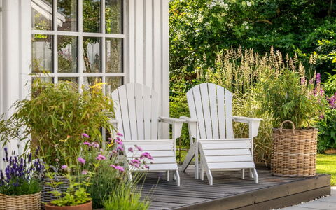 Gunnulf - 750M from the Sea: Blomst, Møbel, Blomsterkrukke, Have, Udendørs Møbler, Busk, Stol, Stueplante, Veranda