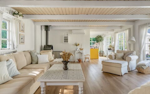 Gunnulf - 750M from the Sea: Indretning, Couch, Træ, Loft, Møbel, Gulvbelægning, Stue, Etage, Hjem, Trægulve