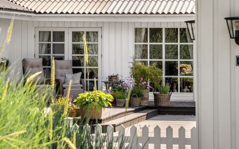 Gunnulf - 750M from the Sea: Busk, Blomsterkrukke, Hus, Hjem, Have, Sommerhus, Dør, Sidespor, Stueplante