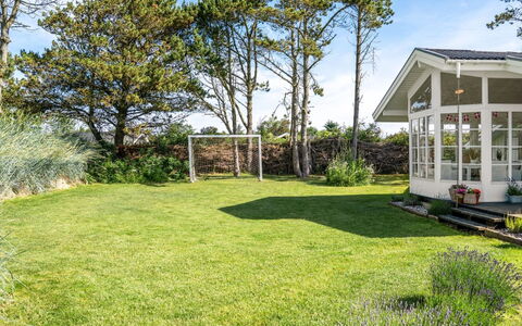 Gunnulf - 750M from the Sea: Græs, Have, Busk, Lawn, Land Lot, Hjem, Bunddække, Sommerhus, Skygge