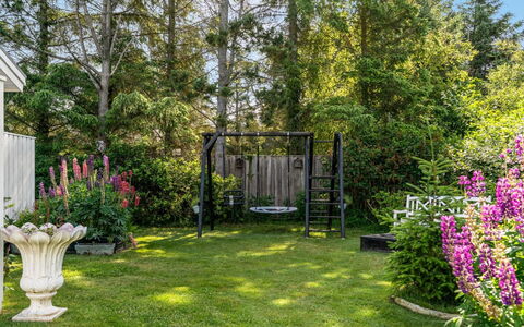 Gunnulf - 750M from the Sea: Grøn, Have, Busk, Plantesamfund, Lawn, Backyard, Bunddække, Forår, Skygge