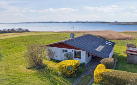 Velika - 25M to the Fjord: Møbel, Indretning, Gulvbelægning, Træ, Etage, Loft, Trægulve, Stol, Bord, Belysning