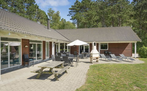 Hughe - 300M from the Sea: Tag, Hus, Hjem, Sommerhus, Dør, Sidespor, Dæk, Veranda, Planke, Hårdttræ