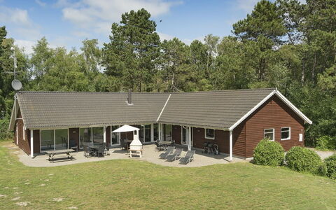 Hughe - 300M from the Sea: Hus, Sommerhus, Tag, Garden Bygninger, Skygge, Skur, Backyard, Udendørs Møbler, Gård, Lawn