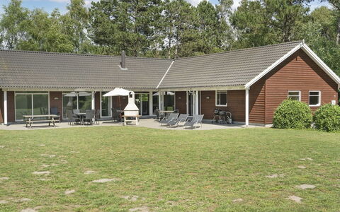 Hughe - 300M from the Sea: Hus, Sommerhus, Tag, Garden Bygninger, Skygge, Skur, Backyard, Udendørs Møbler, Gård, Lawn