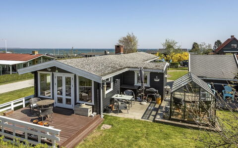 Ylvie - 150M from the Sea: Blå, Busk, Sommerhus, Bunddække, Have, Estate, Skygge, Landscaping, Stuehus, Eco Hotel