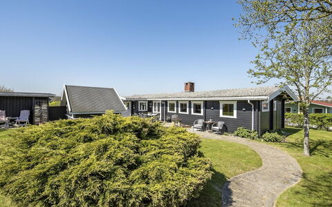 Ylvie - 150M from the Sea: Blå, Busk, Sommerhus, Bunddække, Have, Estate, Skygge, Landscaping, Stuehus, Eco Hotel