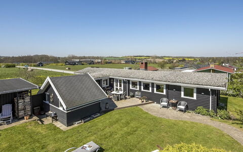 Ylvie - 150M from the Sea: Blå, Busk, Sommerhus, Bunddække, Have, Estate, Skygge, Landscaping, Stuehus, Eco Hotel