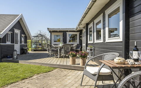 Ylvie - 150M from the Sea: Blå, Busk, Sommerhus, Bunddække, Have, Estate, Skygge, Landscaping, Stuehus, Eco Hotel