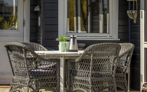 Ylvie - 150M from the Sea: Blå, Busk, Sommerhus, Bunddække, Have, Estate, Skygge, Landscaping, Stuehus, Eco Hotel
