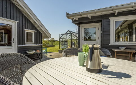 Ylvie - 150M from the Sea: Blå, Busk, Sommerhus, Bunddække, Have, Estate, Skygge, Landscaping, Stuehus, Eco Hotel