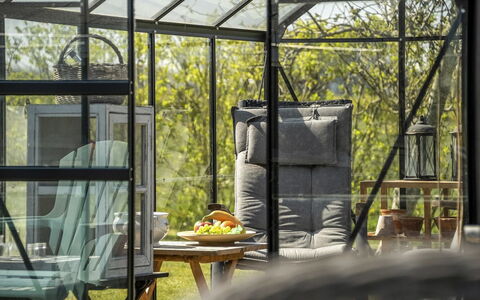 Ylvie - 150M from the Sea: Blå, Busk, Sommerhus, Bunddække, Have, Estate, Skygge, Landscaping, Stuehus, Eco Hotel