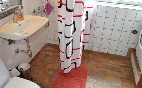 Claudia: Badeværelse, Badeværelsesvask, Sanitærarmatur, Gulvbelægning, Håndvask, Etage, Toilet, Toiletbræt, Indretning, Tap