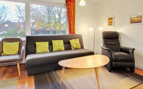 Claudia: Møbel, Indretning, Gulvbelægning, Etage, Couch, Væg, Træ, Værelse, Stue, Trægulve