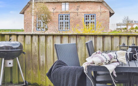 Adine - 13Km from the Sea: Blå, Busk, Sommerhus, Bunddække, Have, Estate, Skygge, Landscaping, Stuehus, Eco Hotel