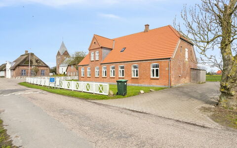 Adine - 13Km from the Sea: Blå, Busk, Sommerhus, Bunddække, Have, Estate, Skygge, Landscaping, Stuehus, Eco Hotel