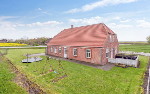Adine - 13Km from the Sea: Blå, Busk, Sommerhus, Bunddække, Have, Estate, Skygge, Landscaping, Stuehus, Eco Hotel